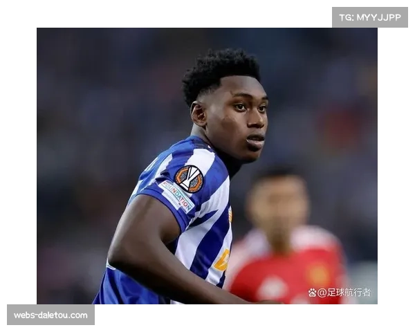 传言:多家英超俱乐部球探现身现场考察里尔队年轻边锋 传言:多家英超俱乐部球探现身现场考察里尔队年轻边锋